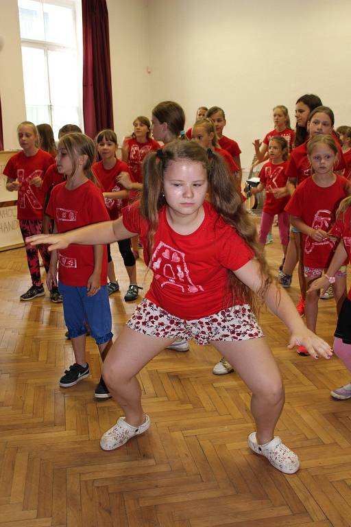V týdnu od 11. do 15. července 2016 si necelá třicítka dětí užívá příměstského tábora ve Zlíně, který se nese ve znamení tance a gospelů.