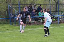 Fotbalisté Lužkovic (modro-bílé dresy) odehráli zápas proti Březnici. 