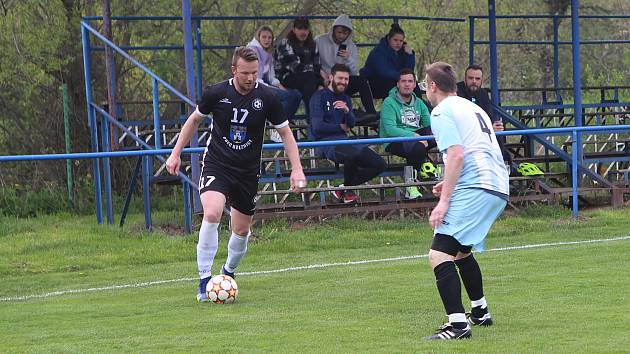 Fotbalisté Lužkovic (modro-bílé dresy) odehráli zápas proti Březnici. 