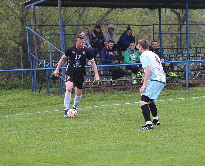 Fotbalisté Lužkovic (modro-bílé dresy) odehráli zápas proti Březnici. 