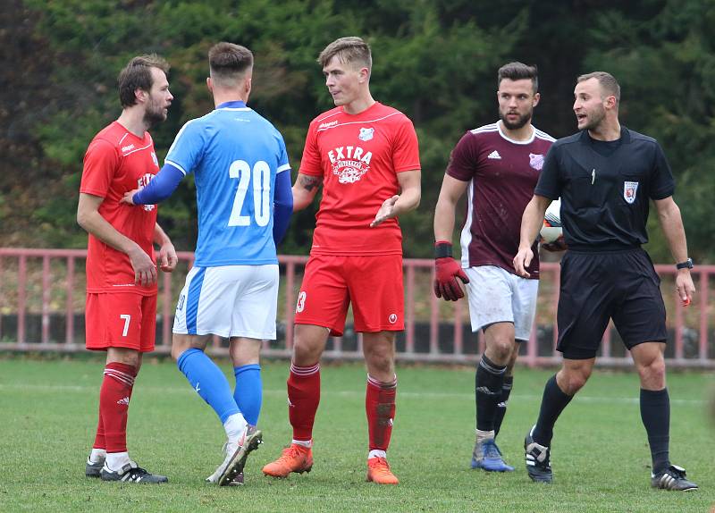 Fotbalisté Otrokovic (červené dresy) doma podlehli Baníku Ostrava "B" 1:4.