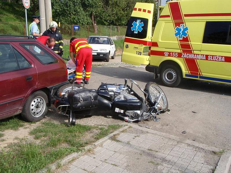 Ve Fryštáku se srazilo atuo s motorkou.