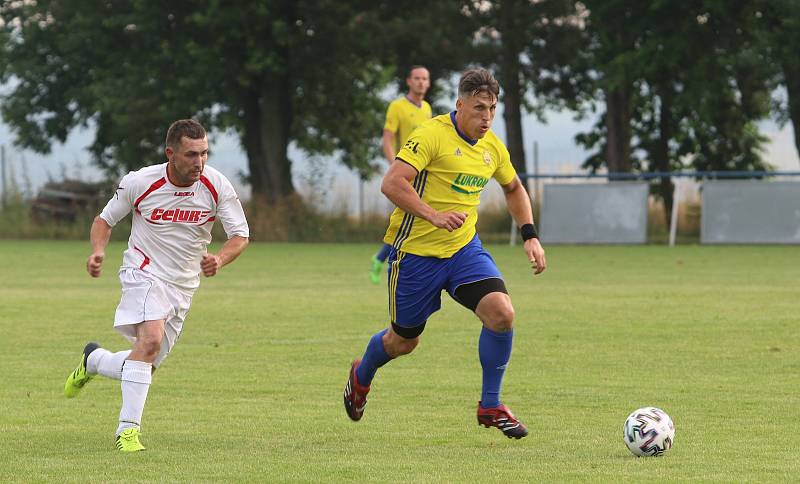 Fotbalisté Luhačovic (ve žlutých dresech) zvítězili na hřišti Sokola Veselá 4:3.