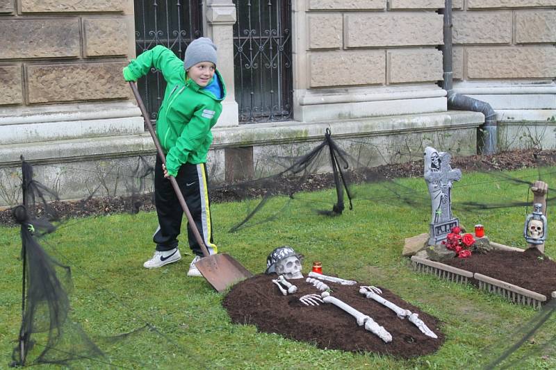 Dlabání dýní v zoo si nenechali ujít desítky lidí