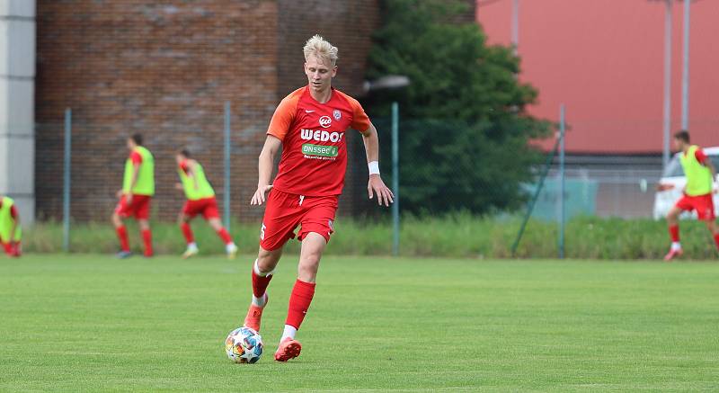 Fotbalisté Zlína B (bílé dresy) v sobotním přípravném zápase na Vršavě remizovali s juniorkou Zbrojovky Brno 2:2.