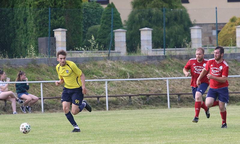 Fotbalisté Újezdu (ve žlutých dresech) v nedělním přípravném zápase podlehli Valašským Kloboukům 2:6