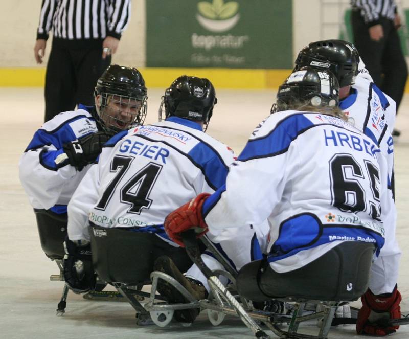 Ve Superfinále sledge hokejové ligy vyzval vítěz základní části Lapp Zlín (v černém) druhé Sharks Karlovy Vary.