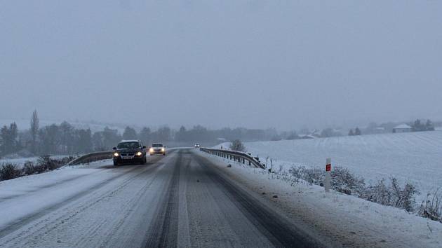 Silnice ve Zlínském kraji po sněžení v sobotu 1. prosince odpoledne