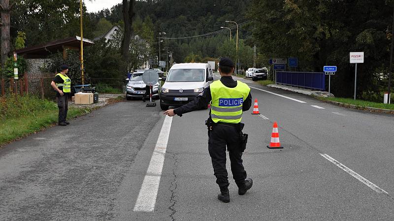 Policisté kontrolují ve čtvrtek 29. září 2022 v Brumově-Bylnici vozidla na hraničním přechodu se Slovenskem.