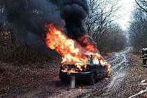 Plameny zachvátily auto na polní cestě u Brumova-Bylnice. Zůstalo z něj ohořelé torzo