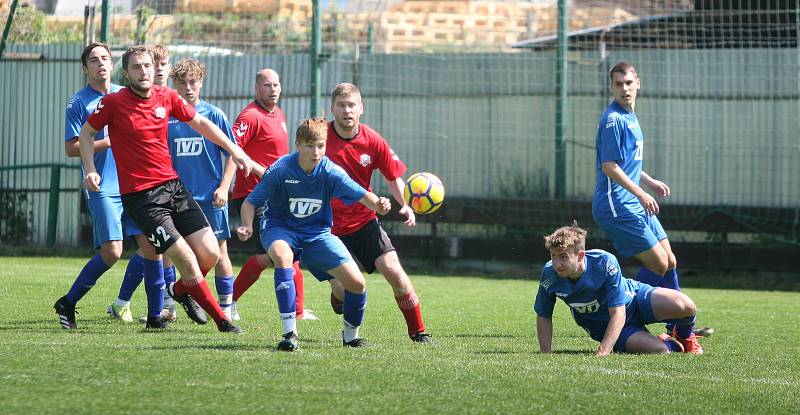 Fotbalisté Příluk (v červeném) doma ve 25. kole I. B třídy skupiny A nakonec porazili 2:1 rezervu Slavičína.