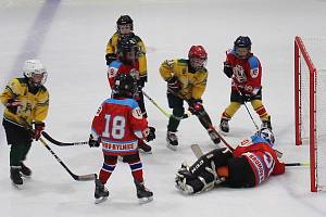 Mladí hokejisté Vsetína (ve žlutém) vyzvali rámci 6. kola soutěže ročníku narození 2013-2014 vrstevníky z Brumova-Bylnice.