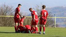 Fotbalisté Mladcové (červené dresy) v šlágru víkendu I.B. třídy skupiny B porazili Lužkovice 4:0.