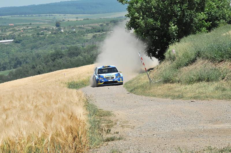 Vítězem 17. ročníku Agrotec Petronas Syntium Rally Hustopeče se stal Jan Kopecký (Škoda Fabia Rally2 evo), který o necelých sedm vteřin porazil Václava Pecha (Ford Focus WRC).