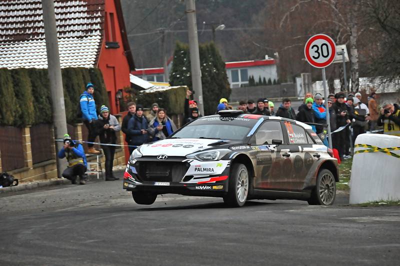 Exhibici VHS Mikuláš Rally ve Slušovicích v sobotu opanoval Ondřej Bisaha se spolujezdcem Jakubem Navrátilem ve voze Hyundai i20 R5. Druhé místo obsadil Martin Vlček se shodným vozem a na třetím místě se umístil Antonín Tlusťák s vozem Škoda Fabia.