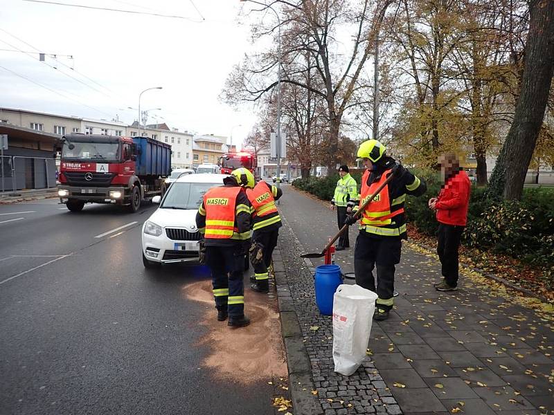 Ranní kluzké silnice potrápily v úterý 22. listopadu řidiče ve Zlínském kraji. Hasiči vyjížděli k několika nehodám, napříč celým krajem.