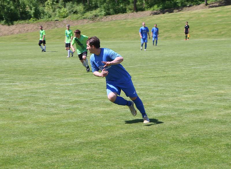 Fotbalisté Jasenné (modré dresy) smetli mužstvo Slopné 5:0.