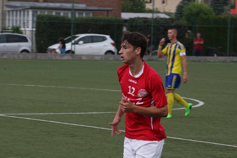 Fotbalisté Uherského Brodu (červené dresy) zvítězili v předkole MOL Cupu nad domácím Baťovem 5:0.