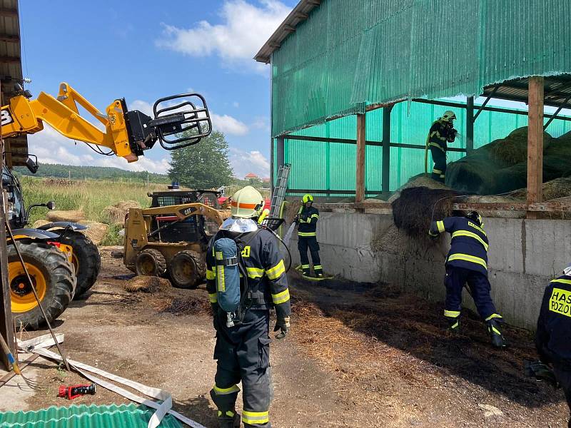 S likvidací požáru velkého seníku v Újezdu pomáhal i nakladač z Hlučína