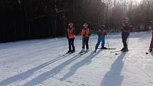 Školáci mají za sebou lyžařské závody