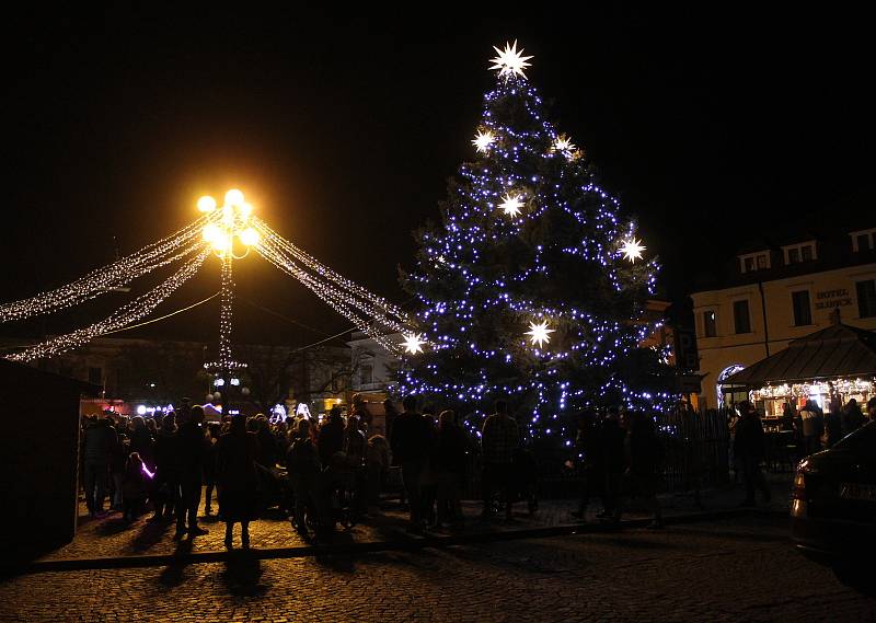 V Uherském Hradišti rozsvítili vánoční strom