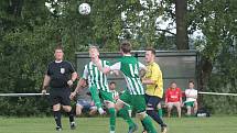 Fotbalisté Újezdu (ve žlutých dresech) zdolali Vysoké Pole 4:2 a před letní pauzou zůstali v čele Ligy4.