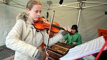 Valašský mikulášský jarmek ve Valašských Kloboukách.Cimbálová muzika Kloboučánek