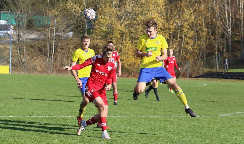 Fotbalisté Zlína B (žluté dresy) v 15. kole MSFL remizovali na Vršavě s Uničovem 1:1. Foto: Jan Zahnaš