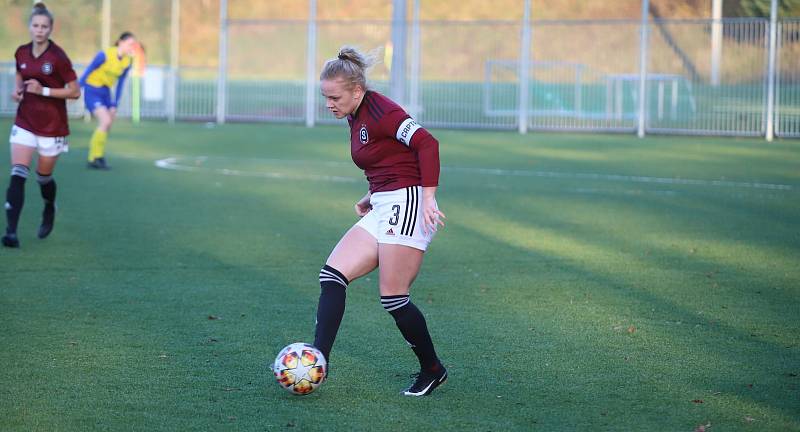 Fotbalistky Zlína (žluté dresy) v posledním podzimním zápase druhé ligy žen prohrály na Vršavě se Spartou Praha B 1:4 a přezimují poslední.