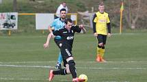 Fotbalisté Tečovic (ve žlutých dresech) v 15. kole krajské I. B třídy skupiny B zdolali béčko Holešova 2:0.