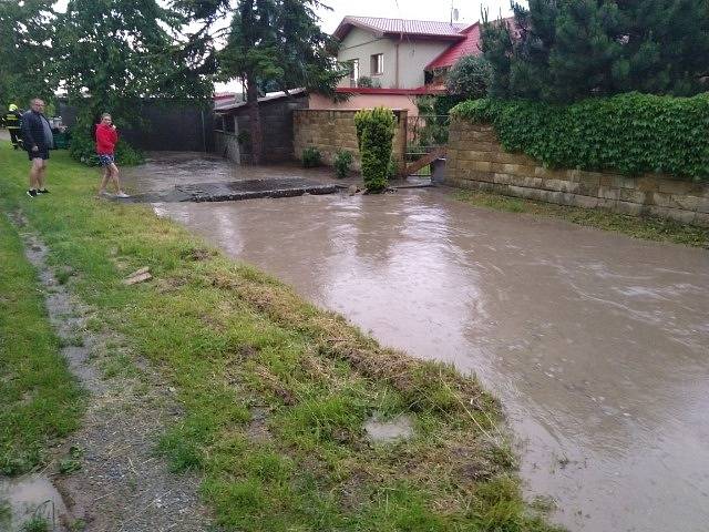 Sobotní prudký déšť škodil i v Bělově.
