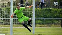 Fotbalisté Napajedel (v zeleném) v sobotu v rámci 20. kola krajského přeboru doma remizovali s Velkými Karlovicemi 1:1.