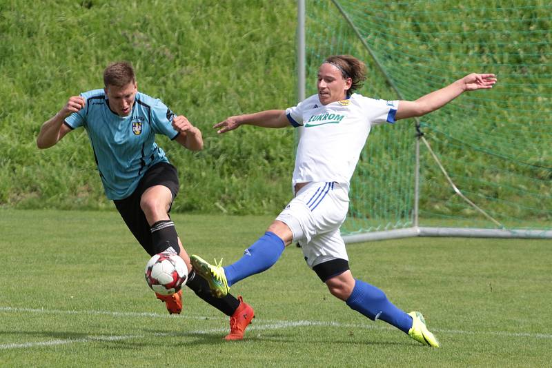 Luhačovické béčko se s věrnými fanoušky rozloučilo divokou výhrou 9:2 nad Pozlovicemi. Jistý vítěz okresního přeboru Zlínska rozhodl sobotní derby sedmi brankami ve druhém poločase.