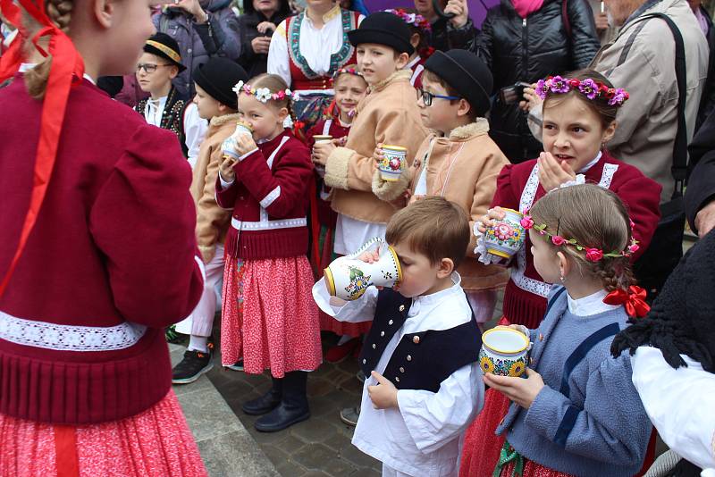 Žehnání pramenům. „Jde o děkovnou modlitbu, že v tomto kraji, našem městě i farnosti jsou léčivé prameny,“ vysvětlil farář Hubert Wojcik.