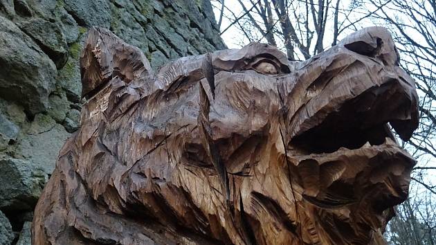 Neznámý vandal poničil na hradě Lukov sochu dřevěné medvědice.