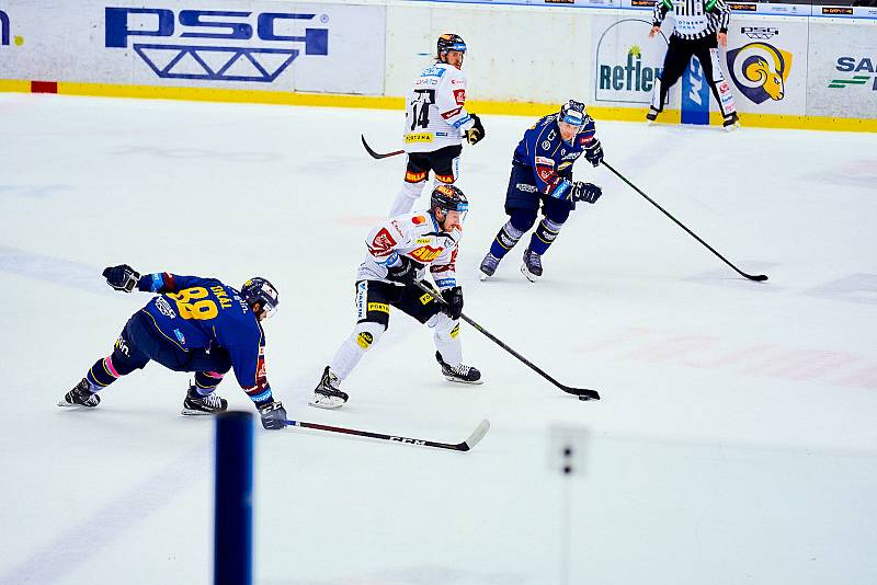 Hokejisté Zlína (modré dresy) se v pátek postavili pražské Spartě.