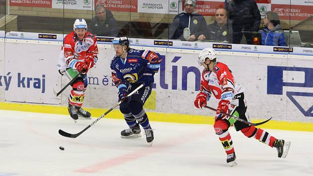 Hokejisté Zlína (modré dresy) v neděli večer vyzvali Pardubice.
