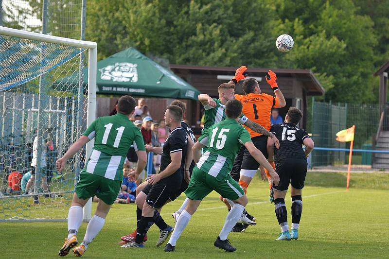 Fotbalisté Tlumačova (tmavé dresy) ve 23. kole I. B třídy skupiny doma přehráli Ostrožskou Novou Ves 4:0.