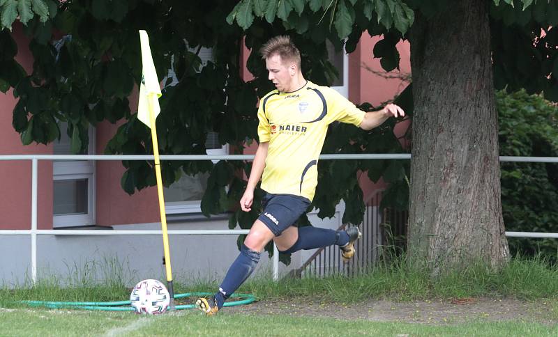 Fotbalisté Újezdu (ve žlutých dresech) zdolali Vysoké Pole 4:2 a před letní pauzou zůstali v čele Ligy4.