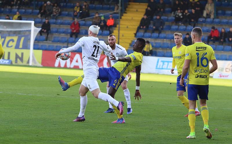 Fotbalisté Zlína (žluté dresy) přivítali na Letné konkurenční Slovácko.