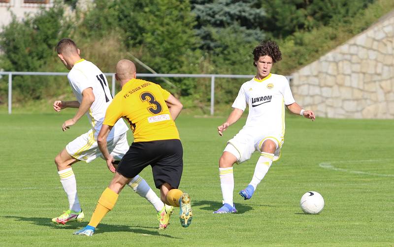 Fotbalisté Zlína B (bílé dresy) v 6. kole MSFL prohráli v Rosicích 1:2.