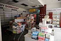 Uzavřené knihkupectví Dobrovský v obchodním domě ve Zlíně.