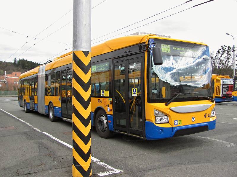 Nový bateriový článkový trolejbus Škoda 35 Tr vyjel poprvé s cestujícími.