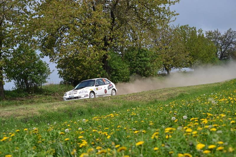 Cenné vítězství si v sobotním druhém podniku RI Okna rallysprint série - Rally Vyškov připsala posádka Martin Vlček se spolujezdkyní Jindřiškou Žákovou. O vítězi rozhodla až smolná havárie do té doby vedoucího Romana Odložilíka dvě rychlostní zkoušky před