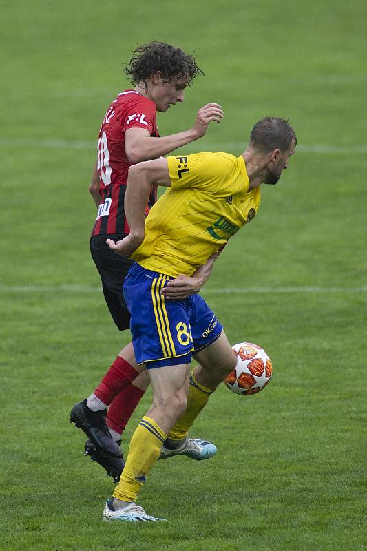 Zlín - Zápas skupiny o záchranu FORTUNA:LIGY mezi FC Fastav Zlín a SFC Opava. Filip Souček (SFC Opava), Tomáš Poznar (FC Fastav Zlín).