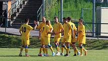 Výběr Krajského fotbalového svazu Zlín (žluté dresy) v prvním kvalifikačním utkání Region Cupu zdolal na hřišti divizního Holešova soupeře z Moravskoslezského kraje 4:2 na penalty, když zápas skončil po devadesáti minutách nerozhodně 2:2.