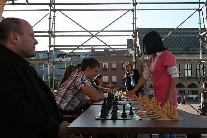 Zahrát si šachy s devatenáctiletým mistrem FIDE Cyrilem Ponížilem a šestnáctiletou Mai Xuan Pham mohli zájemci 11. října odpoledne na náměstí Míru ve Zlíně.