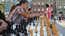 Zahrát si šachy s devatenáctiletým mistrem FIDE Cyrilem Ponížilem a šestnáctiletou Mai Xuan Pham mohli zájemci 11. října odpoledne na náměstí Míru ve Zlíně.