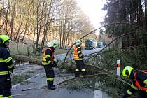 Silný vítr zaměstnává hasiče v celém Zlínském kraji