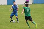 Slušovičtí fotbalisté (modré dresy) doma porazili Velké Karlovice 1:0.